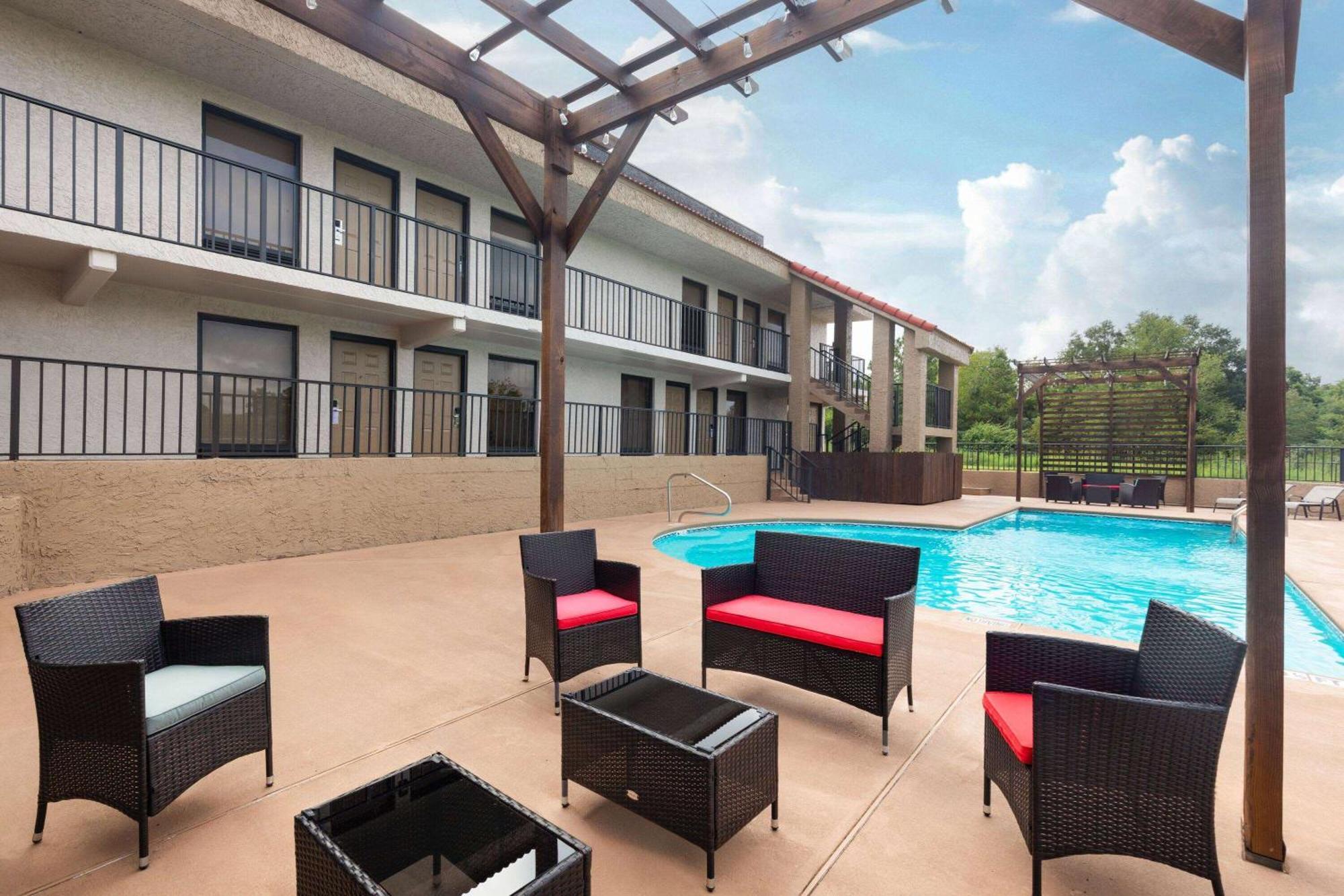 Ramada By Wyndham Bainbridge Hotel Exterior foto